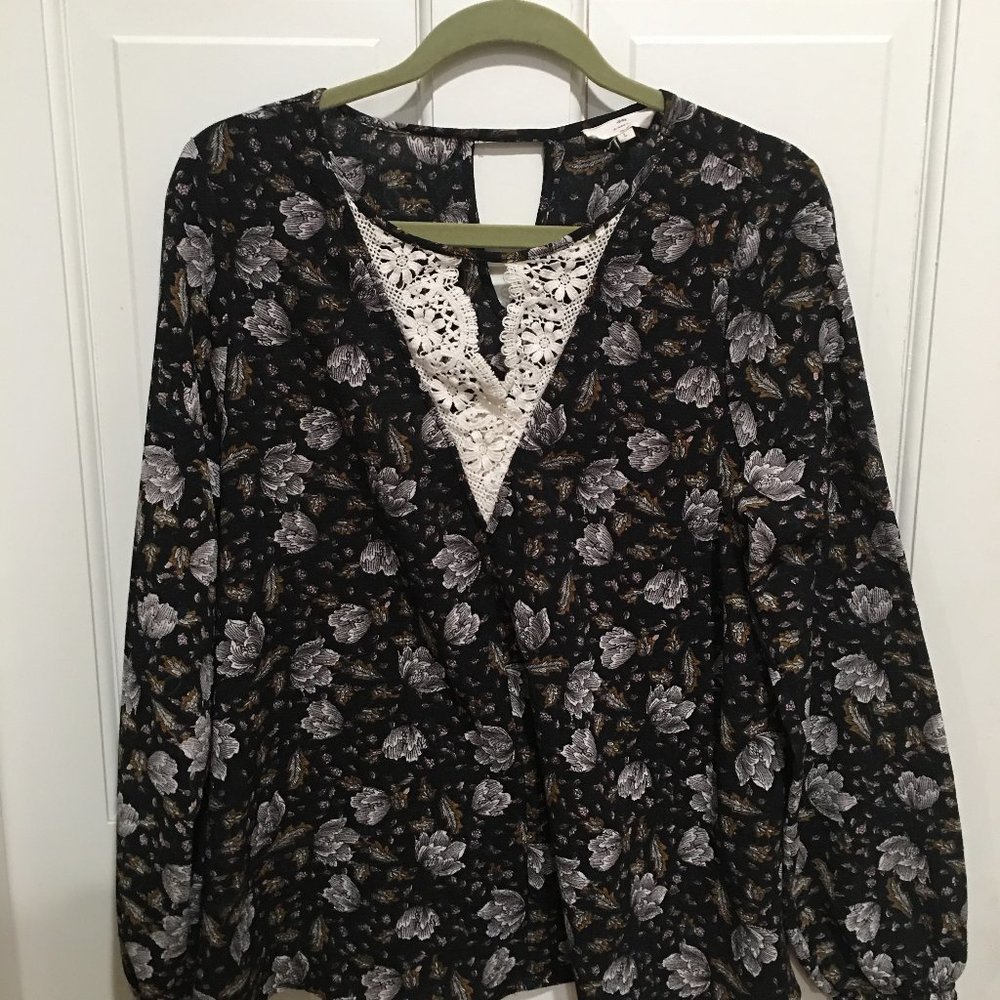 Entro Blouse with Lace V-Neck Detail